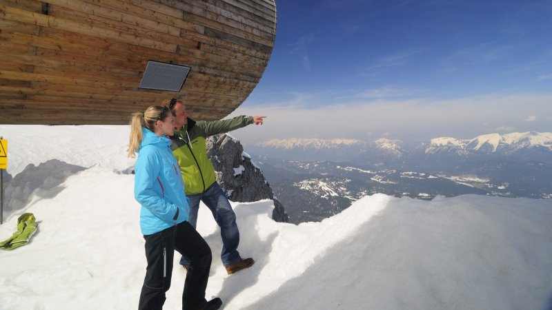 Das Riesenfernrohr an der Bergstation der Karwendelbahn mit Panoramablick auf Estergebirge und Ammergauer Alpen., © Alpenwelt Karwendel | Wolfgang Ehn