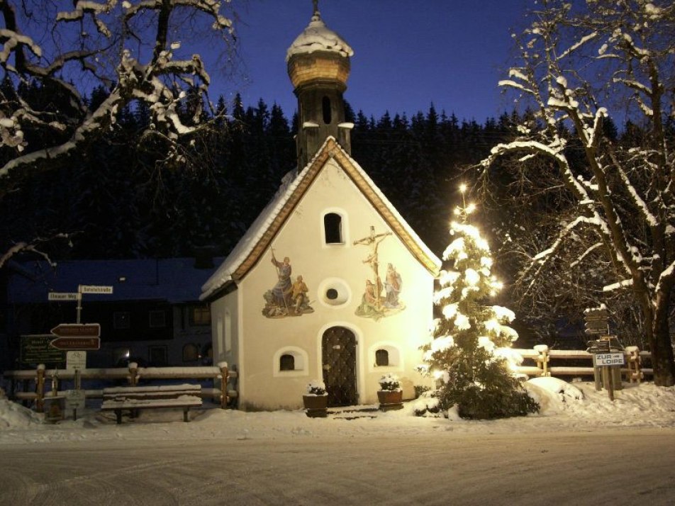 Hl. Abend vor der Kapelle in Klais, © Alpenwelt Karwendel | Wilfried Gans