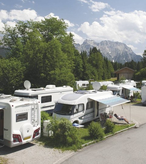 Ein schönes Ambiente in sommerlicher Amtosphäre bietet der moderne Caravanpark am Tennsee , © Alpenwelt Karwendel | Alpen-Caravanpark Tennsee 