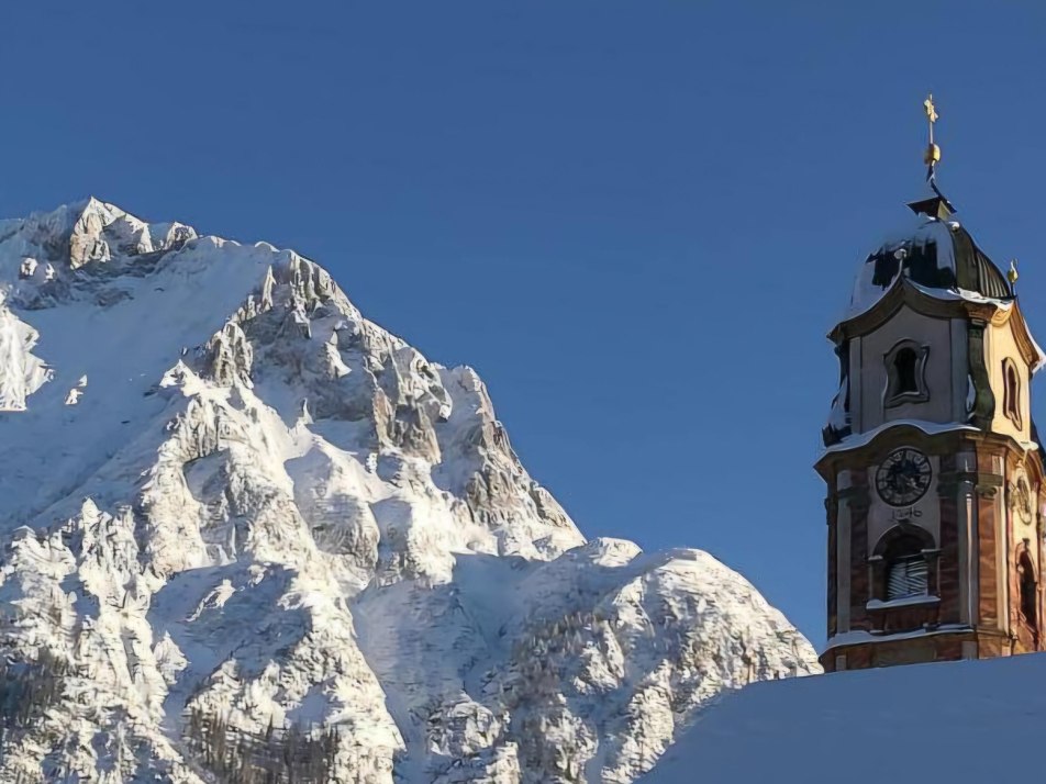 Unsere Pfarrkirche mit Karwendel im Winter