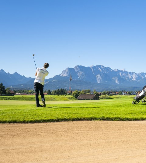 Der Golf- und Landclub Karwendel in Wallgau bietet einen 9-Loch Platz mit 19-Loch Variante eingebettet zwischen Zugspitze, Karwendel und Walchensee, © Alpenwelt Karwendel | Paul Wolf