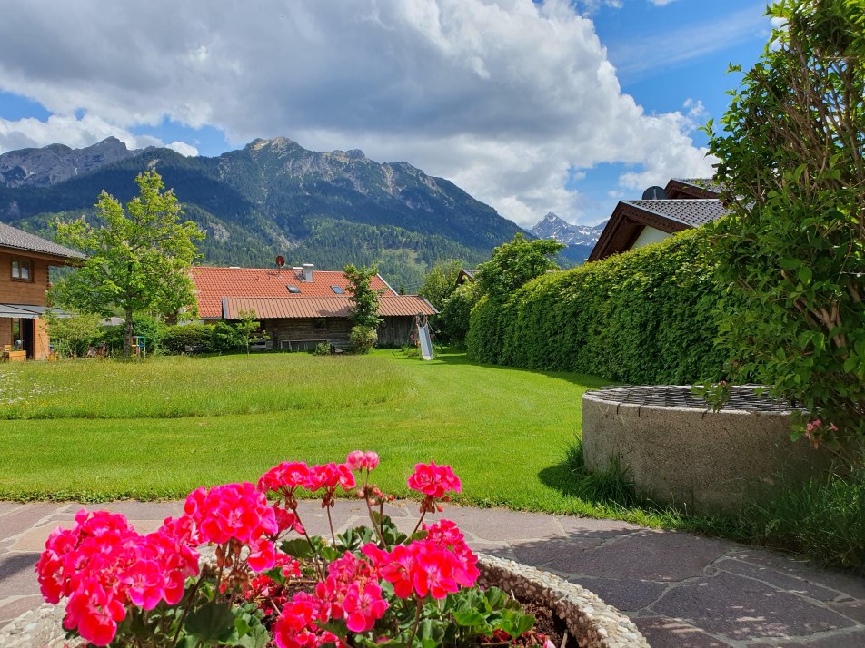 Blick zum Garten mit Berge. Blick zum Garten mit Berge.