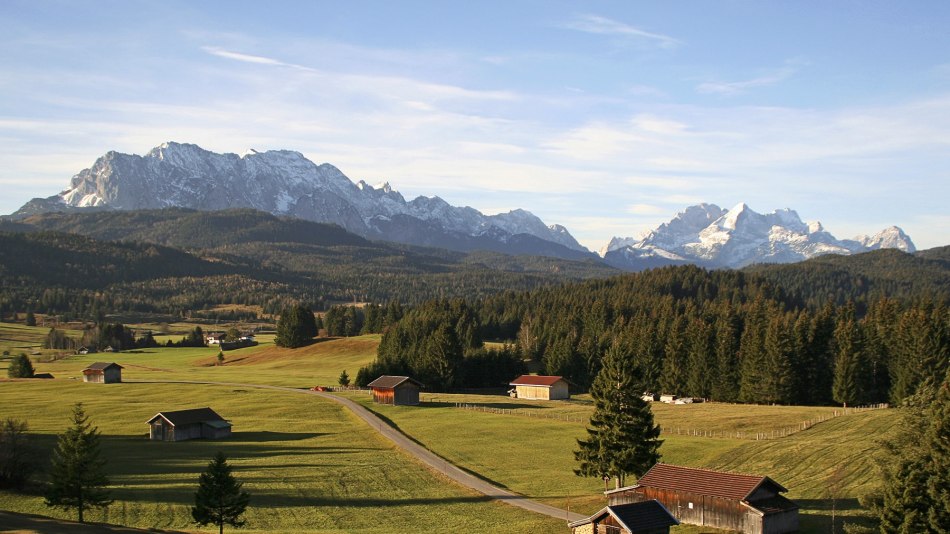 Bergpanorama von den Buckelwiesen zwischen Mittenwald und Krün, © Alpenwelt Karwendel | Wera Tuma