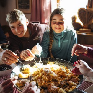 Einkehr mit Kaiserschmarrn mit der Familie an der Korbinianhütte bei Mittenwald , © Alpenwelt Karwendel | André Alexander@formgestalter Einkehr mit Kaiserschmarrn mit der Familie an der Korbinianhütte bei Mittenwald , © Alpenwelt Karwendel | André Alexander@formgestalter