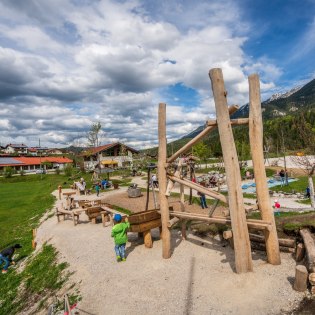 Der Spielplatz im Grieß nahe der Isar in Krün , © Alpenwelt Karwendel | Hannes Holzer