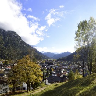 Ein Blick auf Mittenwald zwischen Wetterstein und Karwendel im Herbst, © Alpenwelt Karwendel | Stefan Eisend 