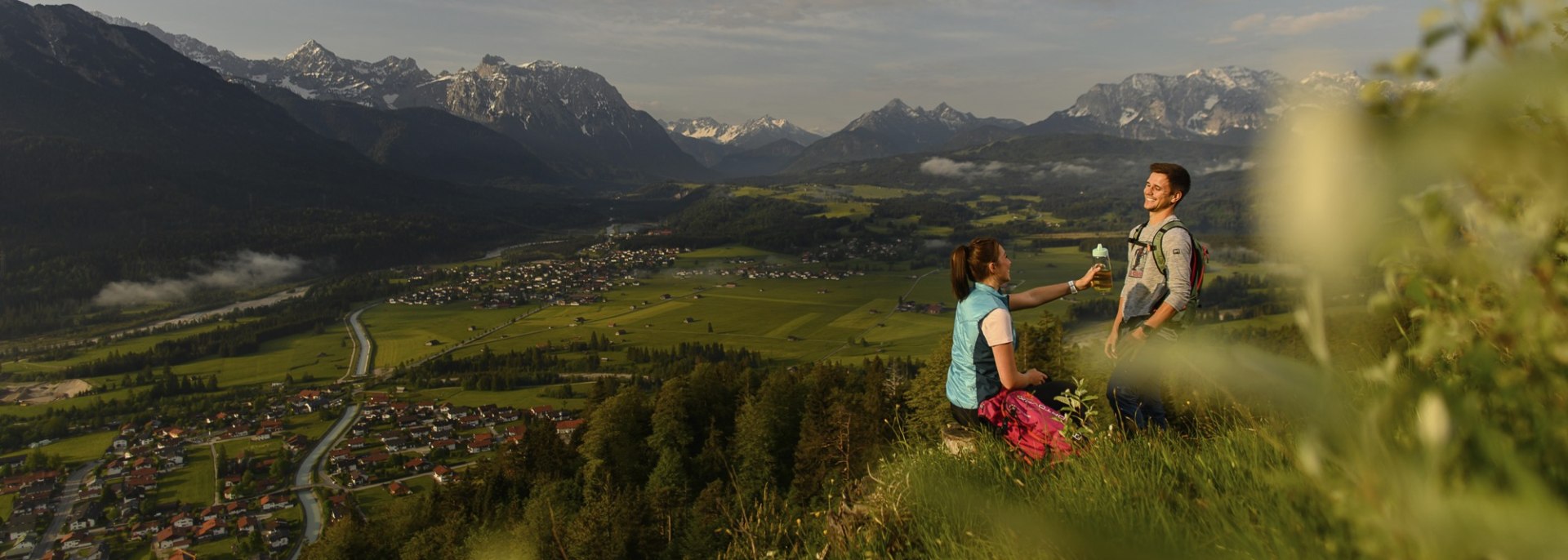 Ausblick vom Unterstand am Krepelschrofen über Wallgau ins Isartal mit Wallgau, Krün und Mittenwald., © Alpenwelt Karwendel | Philipp Gülland