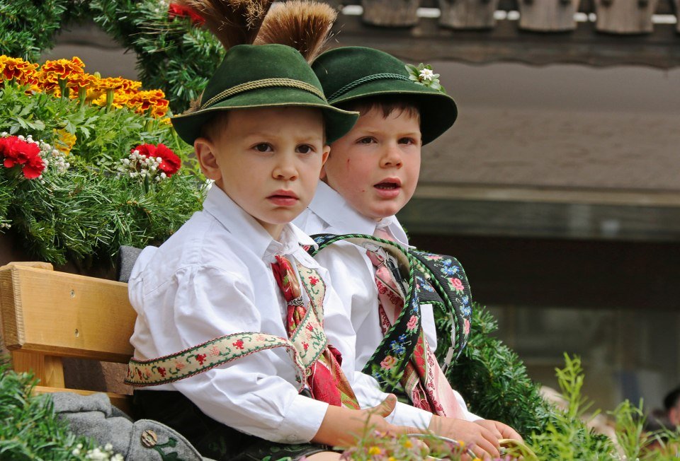 Children with costumes from Mittenwald in the Alpenwelt Karwendel, © Alpenwelt Karwendel | Wera Tuma