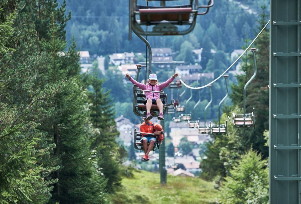 Der Kranzbergsessellift bei Mittenwald mit freudigen Fahrgästen, © Alpenwelt Karwendel | Anton Brey 