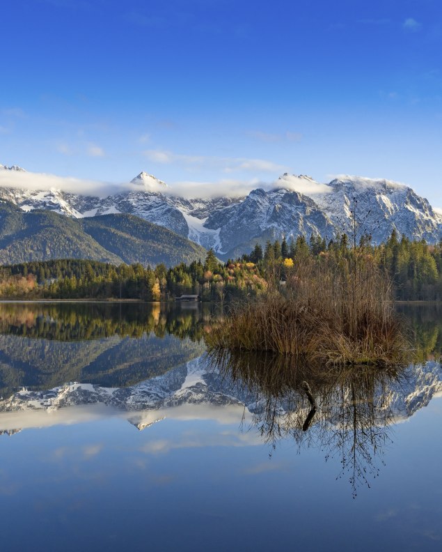 Herbstlicher Barmsee mit Spiegelung vom schneebedeckten Karwendel , © Alpenwelt Karwendel | Rosi Karg