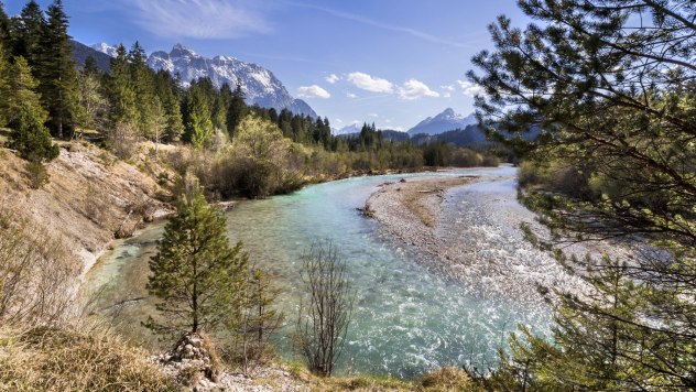 Ausblicke auf die kristallklare Isar gibt es beim Wandern, Radfahren und Bergsteigen rund um Mittenwald, Krün und Wallgau, © Alpenwelt Karwendel | Wera Tuma