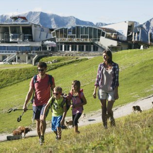 Familie beim Wandern auf der Rosshütte in Seenfeld , © Rosshütte Bergbahnen | Andre Schoenherr 