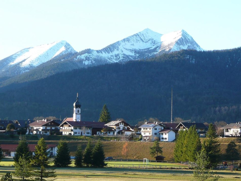 Blick zum Ort und Krottenkopf