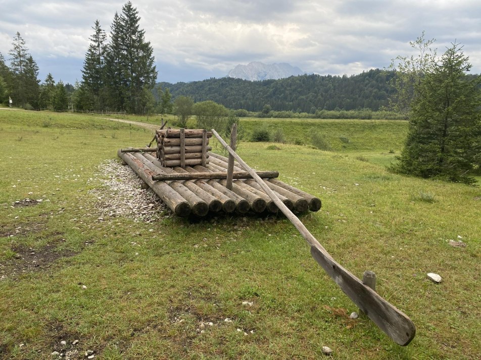 Am Spazierweg der Isar entlang bei Krün