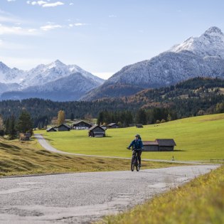 Frühlingstour mit dem E-Bike an den Buckelwiesen, © Alpenwelt Karwendel | Pierre Johne