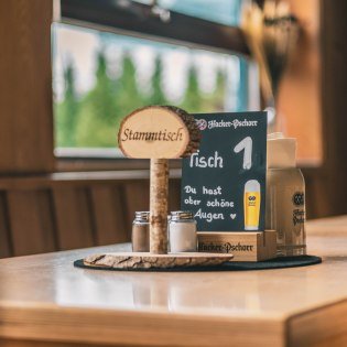 Am Stammtisch in der Gaststätte vom Mittenwalder Eisstadion, © Arena Mittenwald GmbH