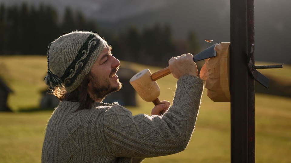 Larvenschnitzer Toni Ostler bei der Arbeit, © Alpenwelt Karwendel / Philipp Gülland