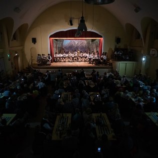 In der TSV Halle Mittenwld finden Heimatabende, Konzerte, Bauerntheater und viele weitere Veranstaltungen statt., © Alpenwelt Karwendel | Philipp Gülland