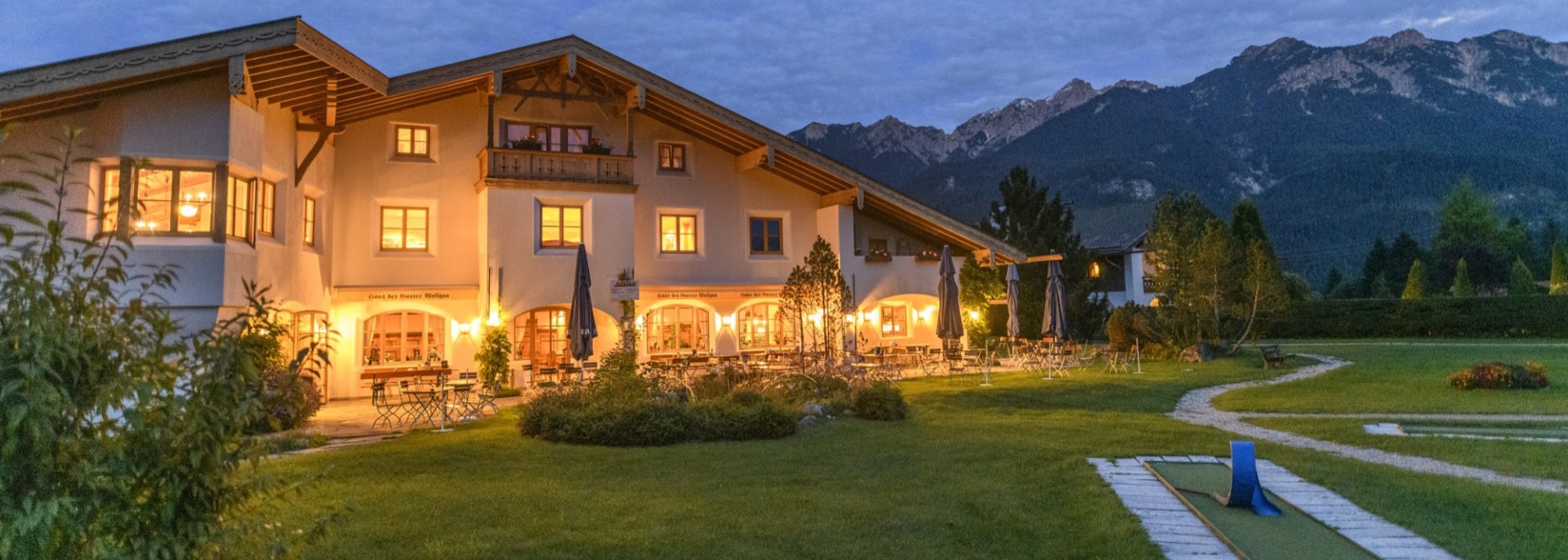 Abendansicht des Haus des Gastes in Wallgau, © Alpenwelt Karwendel | Wolfgang Ehn