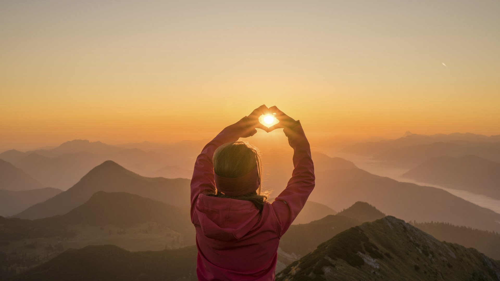 Morgens auf den Gipfeln des Estergebirges über Wallgau, © Alpenwelt Karwendel | Paul Wolf