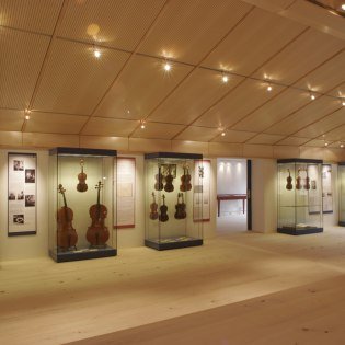 Vitrinen mit Schaustücken im Veranstaltungsraum des Geigenbaumuseums, © Alpenwelt Karwendel | Pfisterer Vitrinen mit Schaustücken im Veranstaltungsraum des Geigenbaumuseums, © Alpenwelt Karwendel | Pfisterer