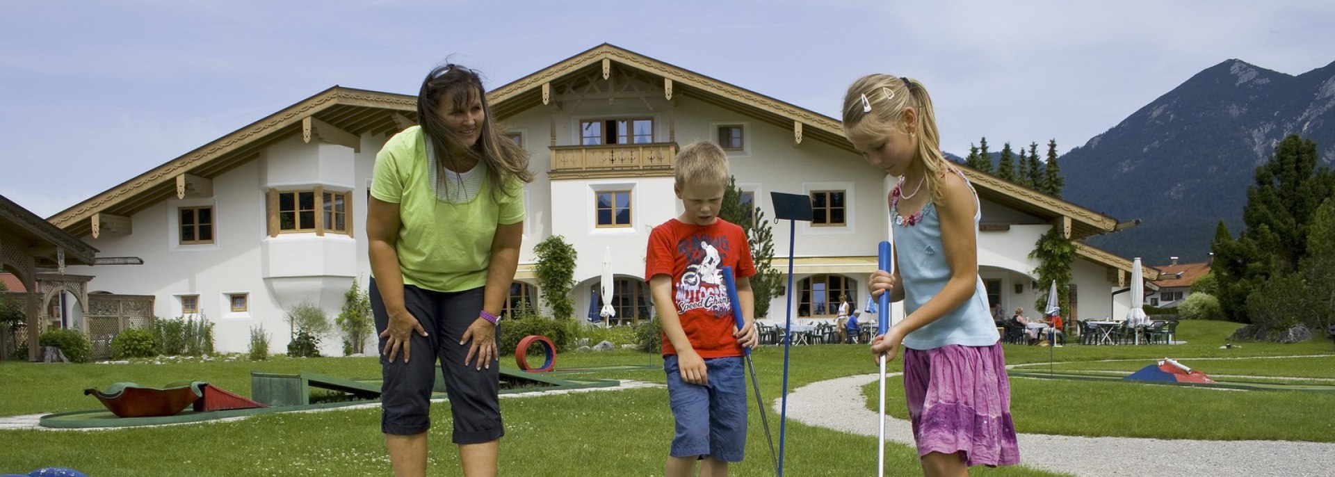 Spass für die ganze Familie, der Minigolfplatz am Haus des Gastes Wallgau , © Alpenwelt Karwendel