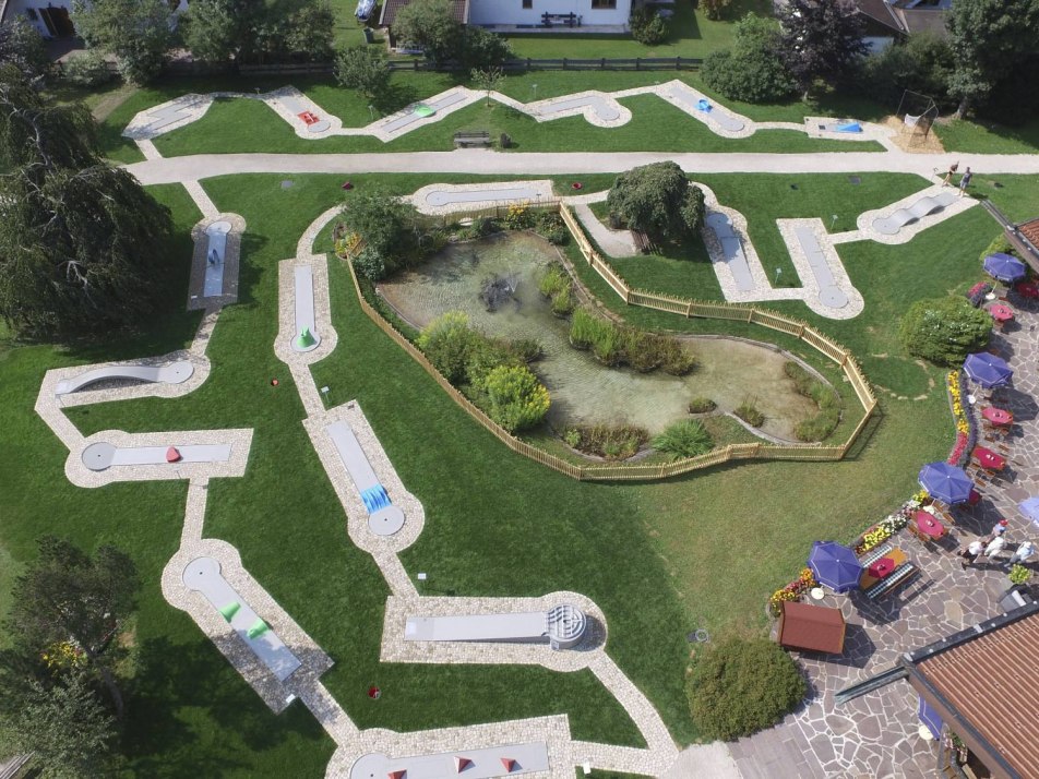 Kurhaus in Krün mit der Minigolfanlage, © Alpenwelt Karwendel| Florian Schmid