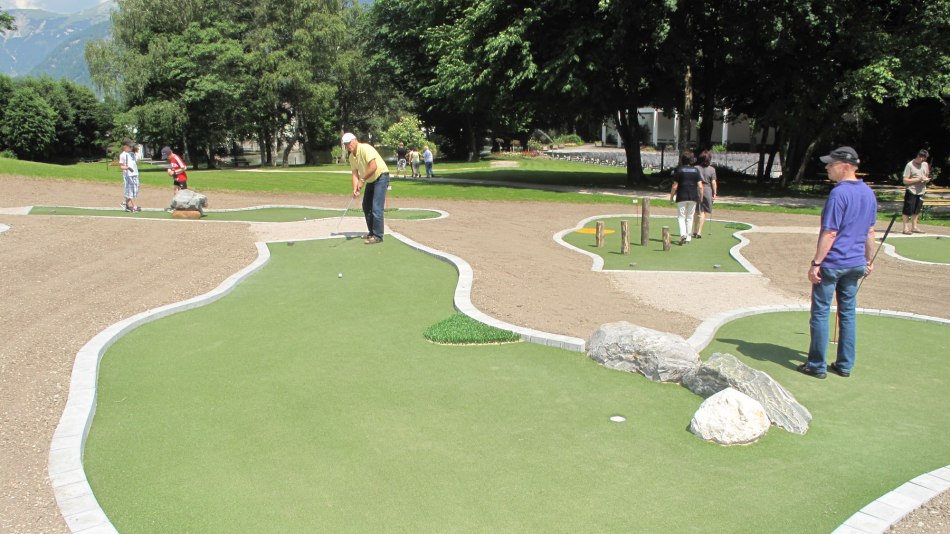 Ein ganz besonderer Minigolfplatz im Kurpark Puit in Mittenwald, © Alpenwelt Karwendel | Helmut Lenk