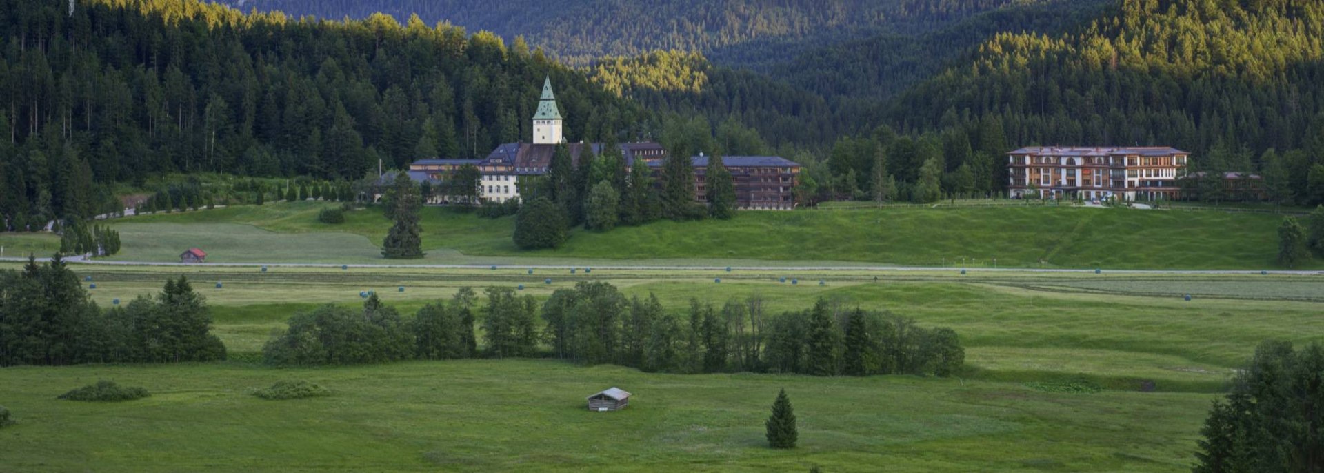 Schloss Elmau mit Blick auf Wetterstein. Eindrücke aus dem Elmauer Tal bei Krün, gelegen zwischen Garmisch-Partenkirchen und Mittenwald., © Schloss Elmau