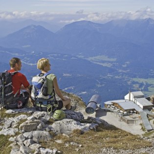 Zweiwanderer genießen das Bergpanorama auf dem Karwendel Richtung Mittenwald. , © Alpenwelt Karwendel | Hubert Hornsteiner