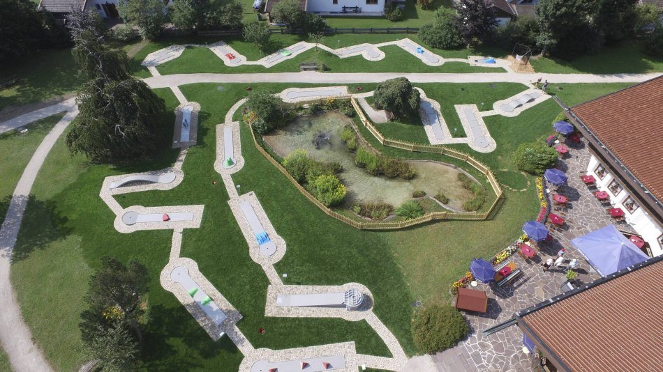 18-Loch Minigolfanlage in Krün mit Parkrestaurant und Kurpark, © Alpenwelt Karwendel | Florian Schmid