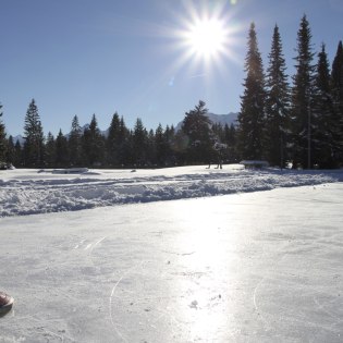 Eisstockschießen, Schlittschuhlaufe, Eishockey der Natureisplatz in Wallgau am Haus des Gastes ist hierfür bestens geeignet., © Alpenwelt Karwendel | Gemeinde Wallgau