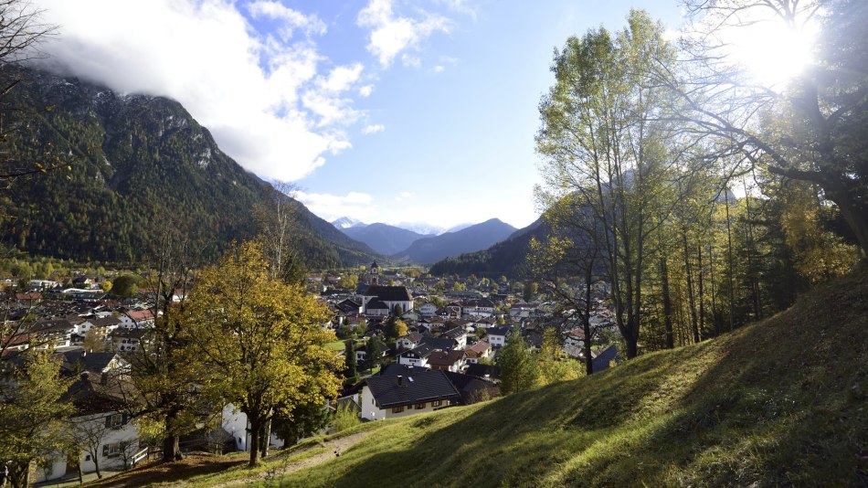 Ein Blick auf Mittenwald zwischen Wetterstein und Karwendel im Herbst, © Alpenwelt Karwendel | Stefan Eisend 