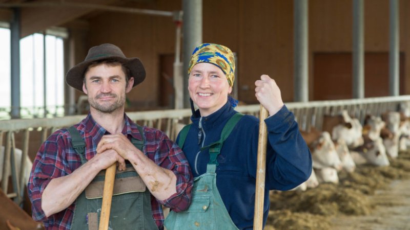 Alois Kramer mit seiner Frau Susanne im Stall, © Molkerei Berchtesgadener Land Alois Kramer mit seiner Frau Susanne im Stall, © Molkerei Berchtesgadener Land