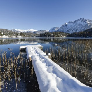 Winter in den Bergen - Der Lautersee nahe Mittenwald mit schneebedecktem Karwendel., © Alpenwelt Karwendel | Zugspitz Region GmbH