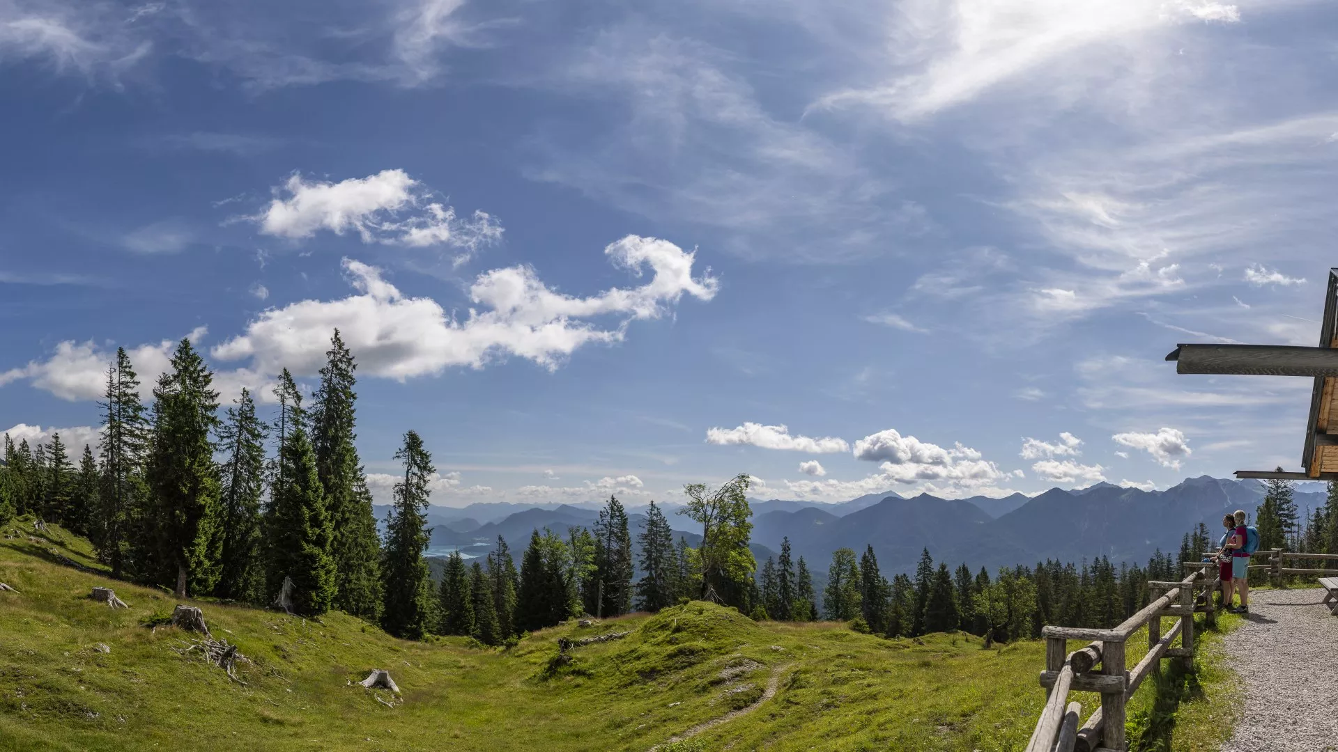Ausblick von der Wallgauer Alm auf die Weidewiesen, Walchensee und Karwendelberge, © Alpenwelt Karwendel | Pierre Johne