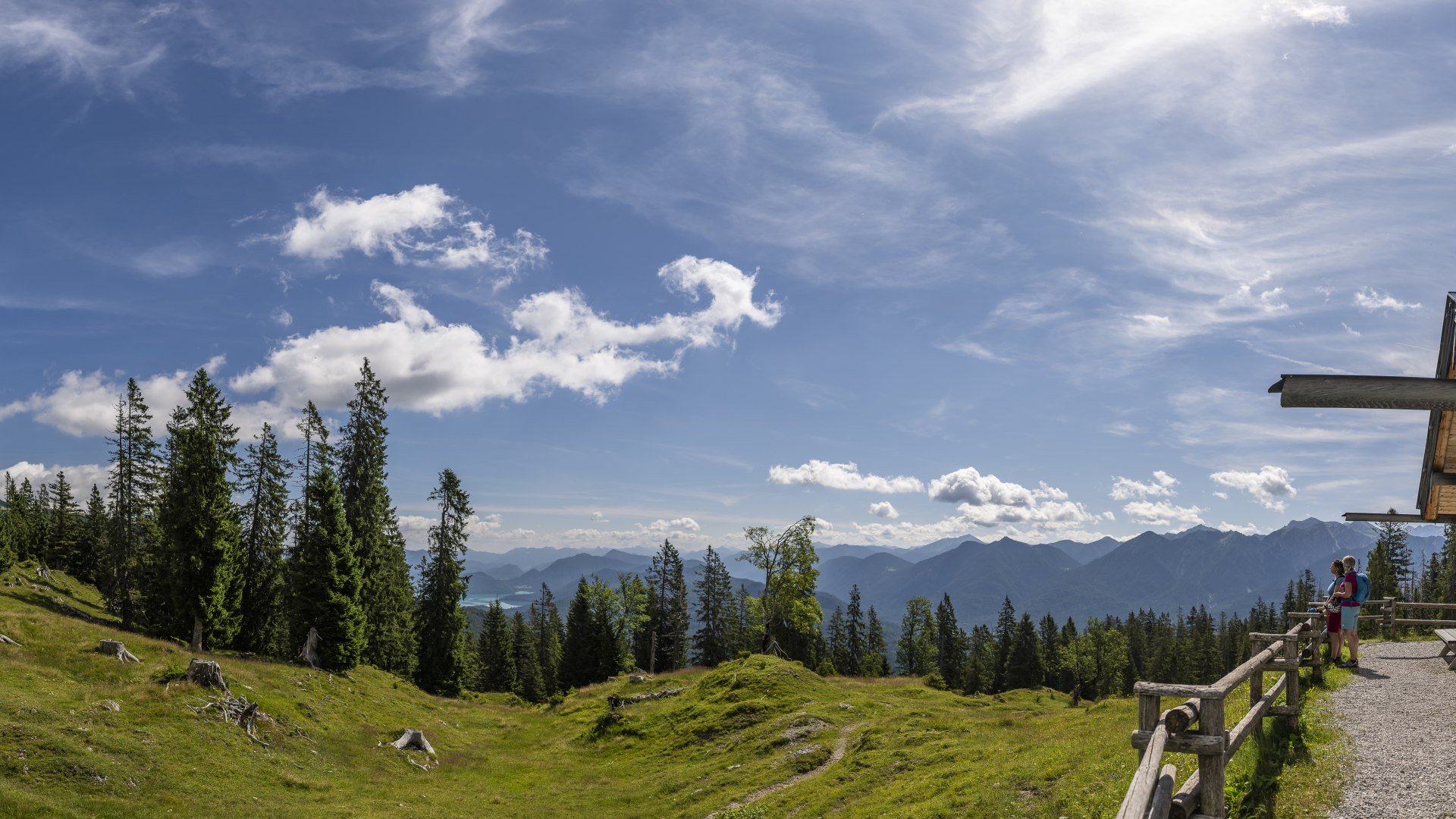 Ausblick von der Wallgauer Alm auf die Weidewiesen, Walchensee und Karwendelberge, © Alpenwelt Karwendel | Pierre Johne