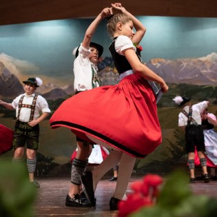 Plattlerpaar des Trachtenvereins d´Soiernbergler Krün am Heimatabend, © Alpenwelt Karwendel | Philipp Gülland