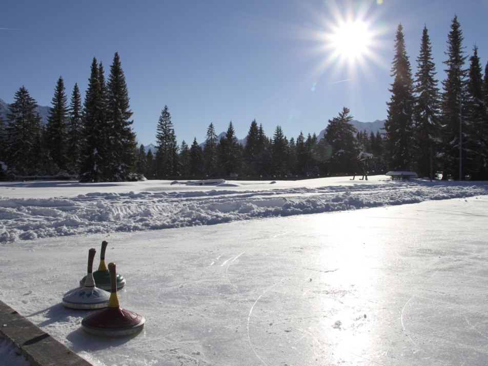 Natur-Eisplatz in Wallgau im Winter mit Sonnenschein, © Alpenwelt Karwendel | Gemeinde Wallgau