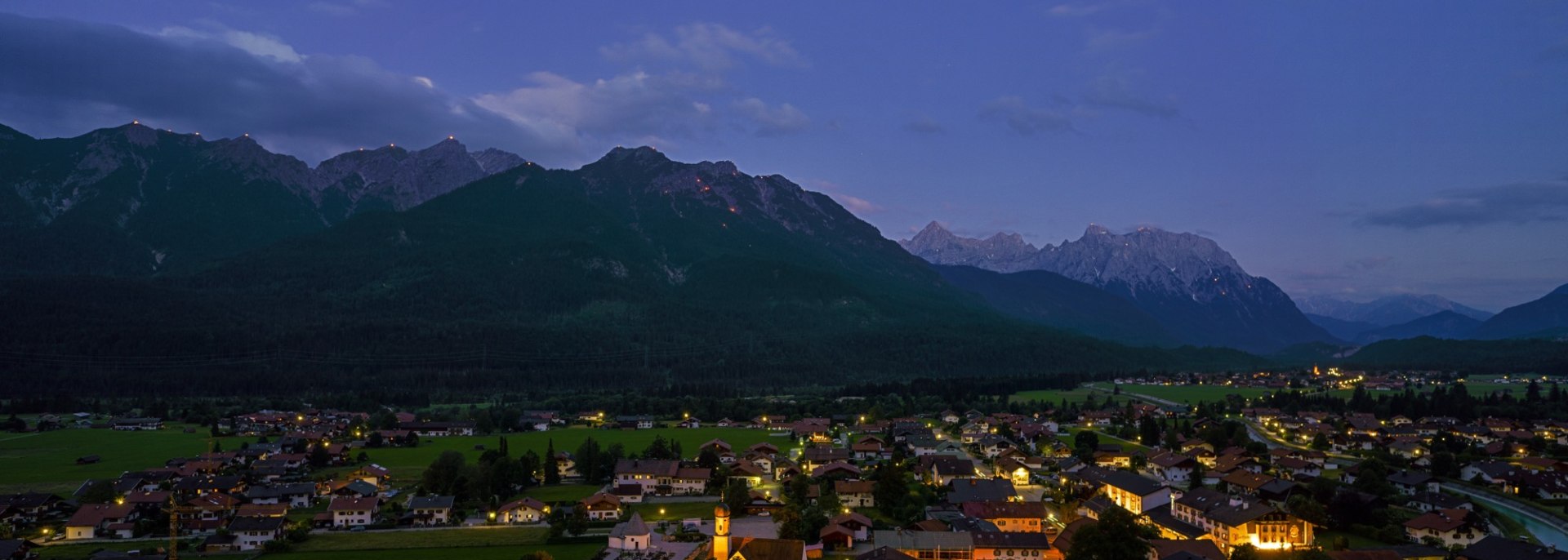 Bergfeuer auf Ochsenstaffel, Schöttlkarspitze, um den Signalkopf und im Karwendel von Wallgau aus., © Alpenwelt Karwendel | Wolfgang Ehn