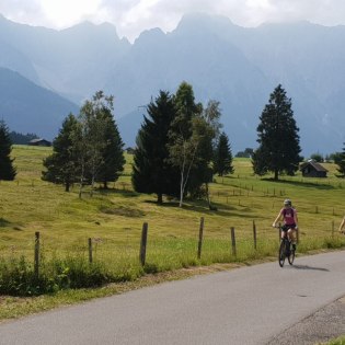 Ein Idyll - die Buckelwiesen zwischen Krün und Mittenwald, © Alpenwelt Karwendel | Andrea Schmölzer Ein Idyll - die Buckelwiesen zwischen Krün und Mittenwald, © Alpenwelt Karwendel | Andrea Schmölzer