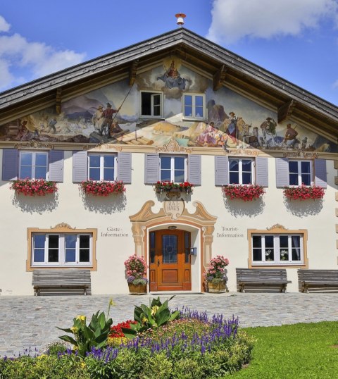 Rathaus in Krün mit Tourist-Information für Informationen zur Urlaubsplanung , © Alpenwelt Karwendel | Marcel Dominik