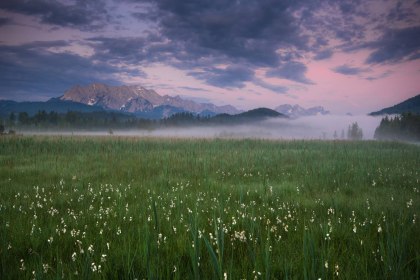 Besondere Eindrücke bei Krün in Oberbayern: Aussicht von Osten auf Wetterstein und Zugspitze., © Alpenwelt Karwendel | Maximilian Ziegler