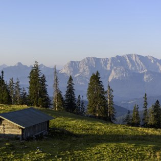 Almwiesen und Berge soweit das Auge reicht - rund um Mittenwald. Krün und Wallgau , © Alpenwelt Karwendel | Wolfgang Ehn