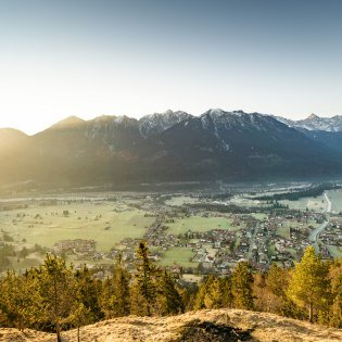Wallgau, Krün und Mittenwald zu Füßen - Blick vom Krepelschrofen im Herbst, © Alpenwelt Karwendel | Paul Wolf