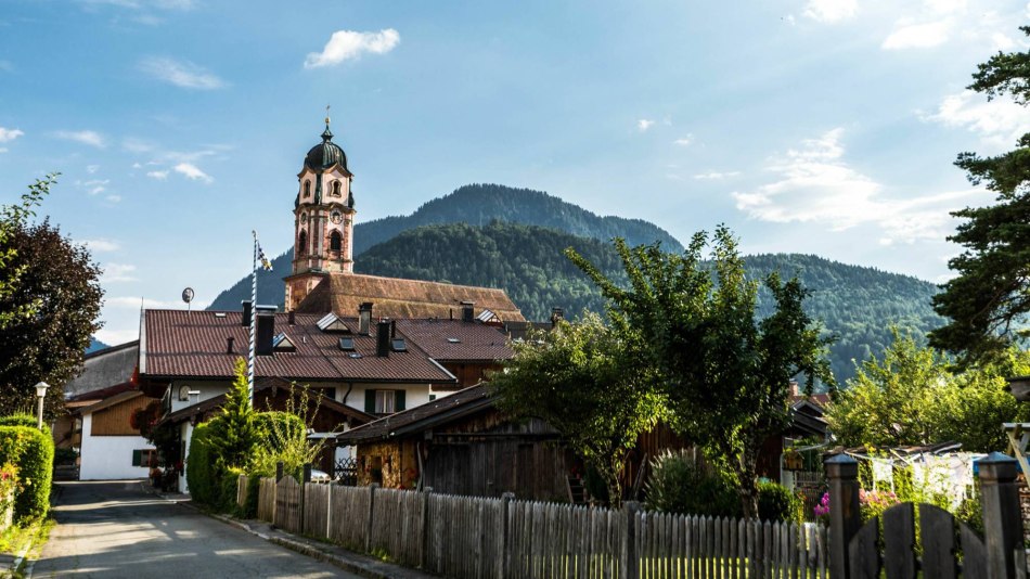 Mittenwald im Karwendel mit der Kirche St. Peter und Paul, © Zugspitz Region GmbH | Erika Sprengler