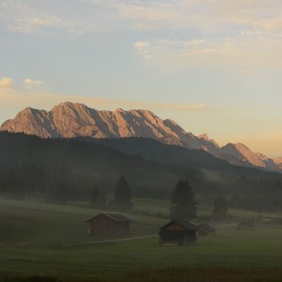 Bucklwiesen mit Blick Richtung Wettersteingebirge zum Sonnenaufgang, © Alpenwelt Karwendel | Wolfgang Ehn 