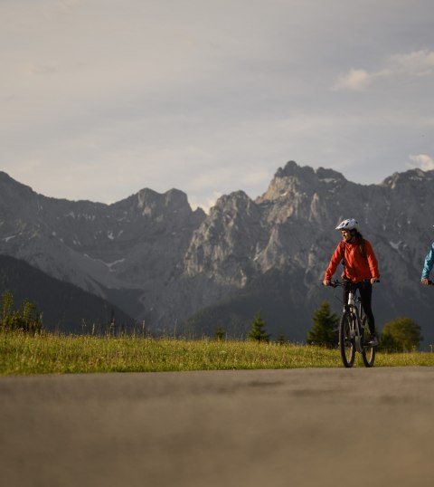 Scenic bike tour with a view of the Karwendel mountains. On the way at the Buckelwiesen between Krün and Mittenwald., © Alpenwelt Karwendel | Philipp Gülland