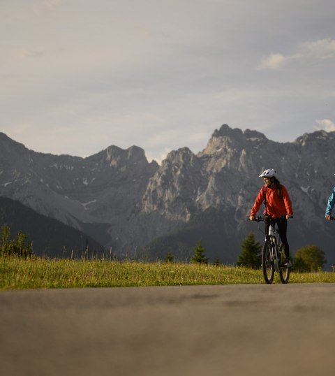 Aussichtsreiche Biketour mit Blick auf die Karwendelberge. Unterwegs an den Buckelwiesen zwischen Krün und Mittenwald., © Alpenwelt Karwendel | Philipp Gülland