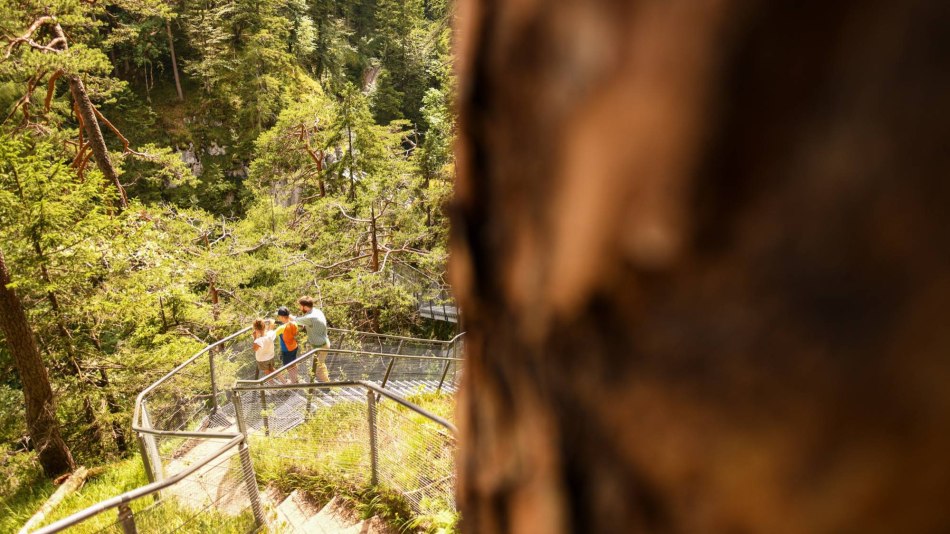 Unterwegs in der Leutascher Geisterklamm bei Mittenwald, © Alpenwelt Karwendel | Philipp Gülland, PHILIPP GUELLAND